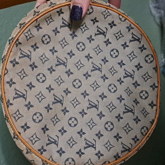 Louis Vuitton Purse - Picture 2 of 15